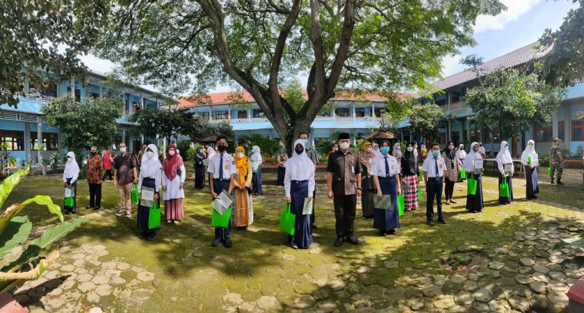 PENYERAHAN PENGHARGAAN DAN HADIAH KEPADA 10 BESAR