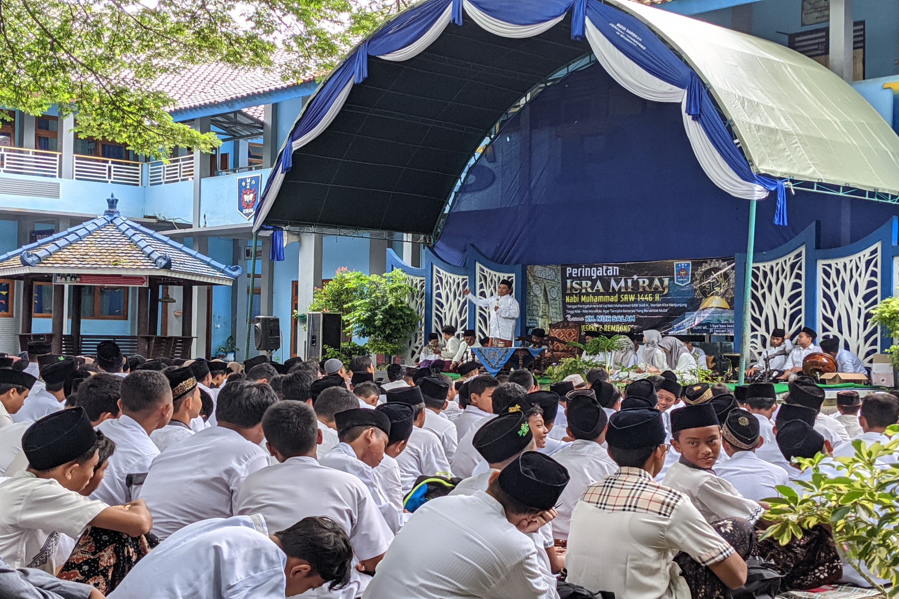 Menapaki Cahaya Isra Mi'raj: Membentuk Generasi Berakhlak Mulia di SMP Negeri 2 Rembang