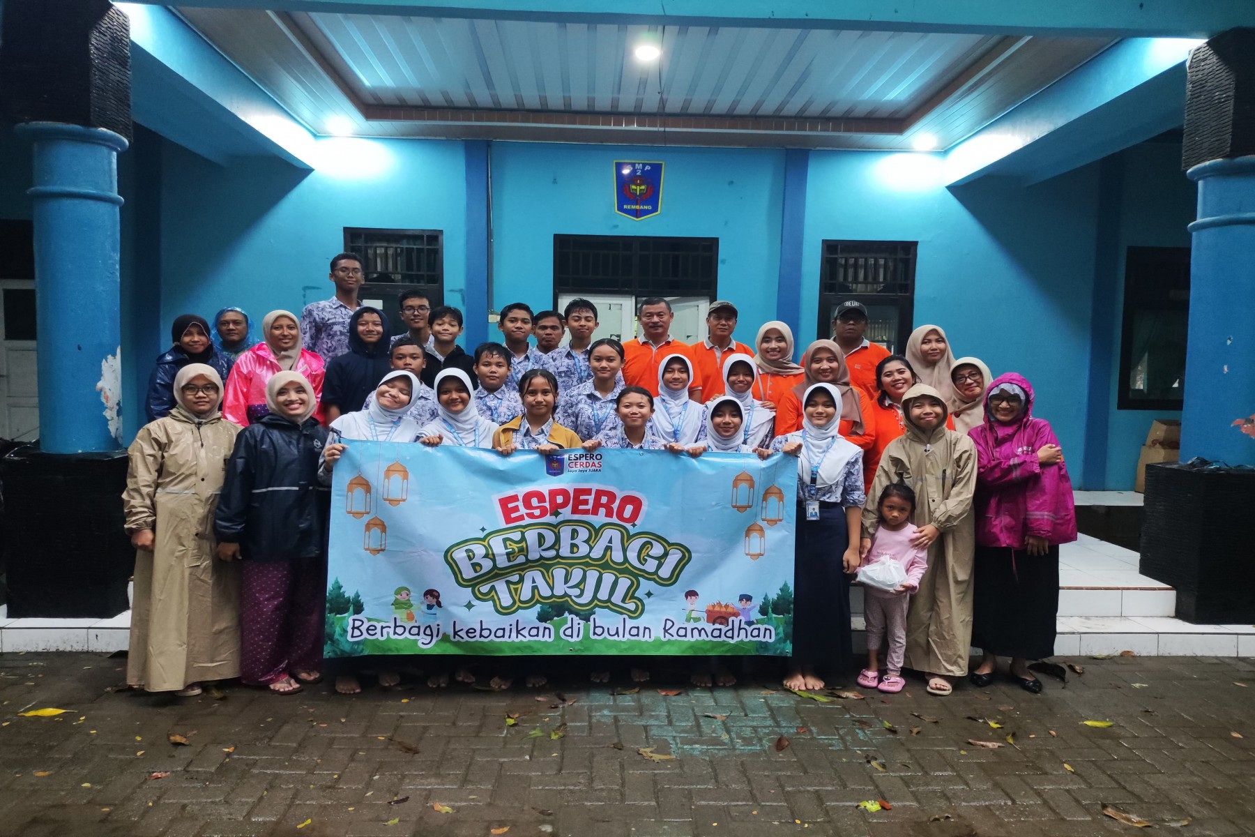 Espero Berbagi Takjil: Menebar Kebaikan di Bulan Ramadhan Meski Diguyur Gerimis